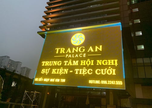Biển quảng cáo trung tâm hội nghị. N ền alo chữ nổi có đèn led sáng chữ, viền chạy LED.