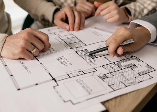 Professionisti di SMB Consulting al lavoro su un piano di acquisto