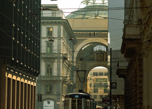 Esperti di credito immobiliare che valutano pratiche finanziare