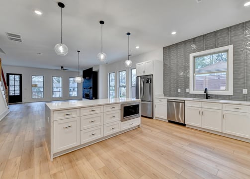 Trained cleaner providing top-rated house cleaning services in Atlanta