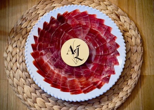 Plato de jamón cortado por Adrián Laynez