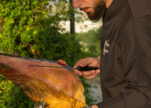 Imagen de Adrián Laynez cortando jamón