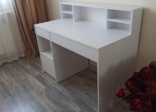 Сборка офисной мебели для комфортной работы и хранения.