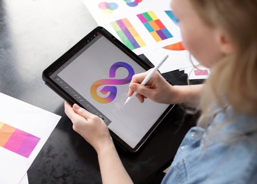 Mulher loira desenhando uma ilustração no IPAD