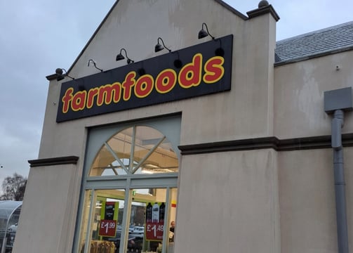 a supermarket store front with a sign that says,'farmfoods'