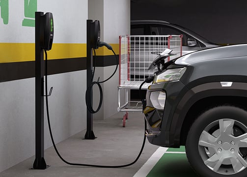 foto de carro eletrico sendo recarregado