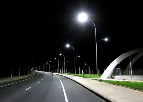 postes clareando a rua