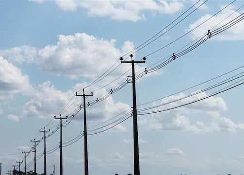 postes com fios elétricos