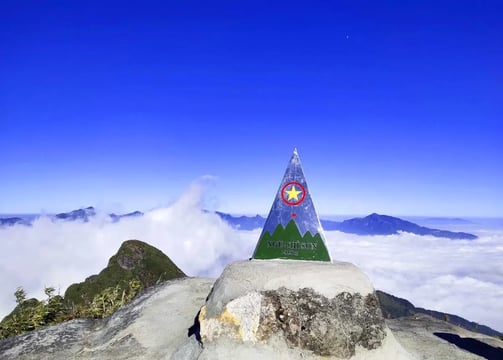 A Hờ Tour & Homestay Y Tý: Trekking cao cấp đỉnh Ngũ Chỉ Sơn 2 Ngày 1 Đêm 2N1D giá rẻ