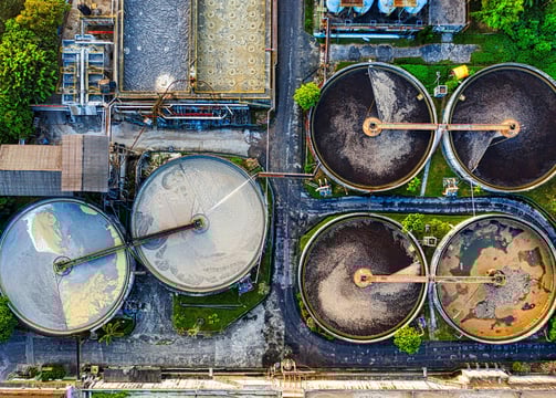 Revestimentos impermeáveis para evitar vazamentos e contaminação.
