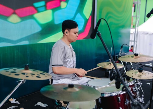 Tutor Drum dari Notasi Music Course Kursus Musik Privat di Kendal sedang pentas