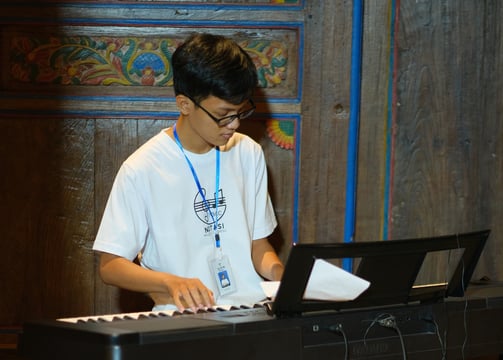 Dimas, Tutor Piano Notasi Music Course memainkan piano