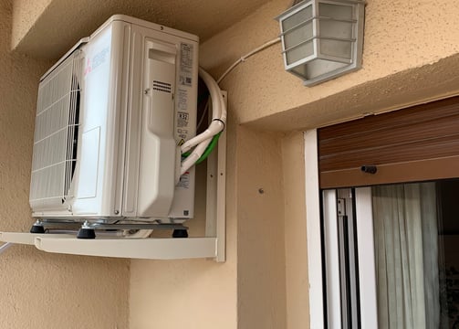 En esta imagen se muestra un pequeño aparato de aire acondicionado