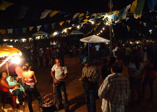 Festa de São João na Comunidade Quilombola de São Tomé com bandeirolas e celebração