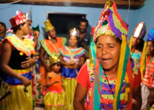 Apresentação do Reisado na Comunidade Quilombola de São Tomé com trajes coloridos