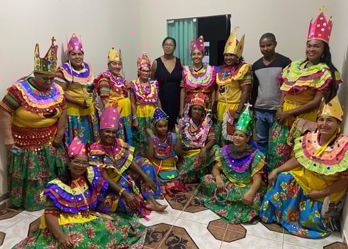 Grupo das Ciganinhas de São Tomé com trajes tradicionais em celebração cultural