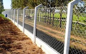 Um muro de tela de alambrados