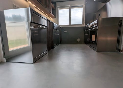 cocina revestida con microcemento