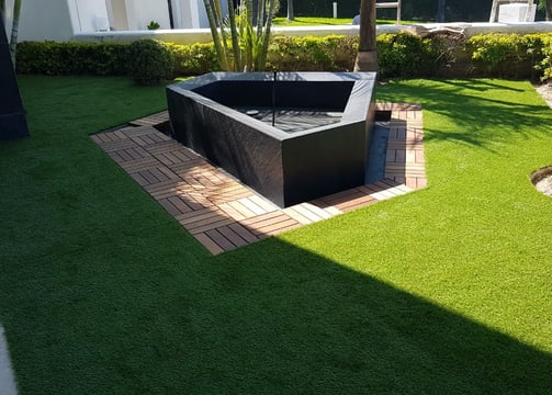 Jardín residencial con césped sintético instalado por Pasto Sintético Aldrete