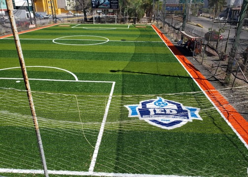 Pasto sintético de alta calidad en una cancha de futbol profesional en Guadalajara
