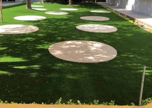 pasto sintetico instalado en el patio trasero de una universidad