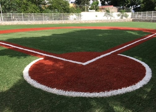 cancha de baseball dentro de una universidad 
