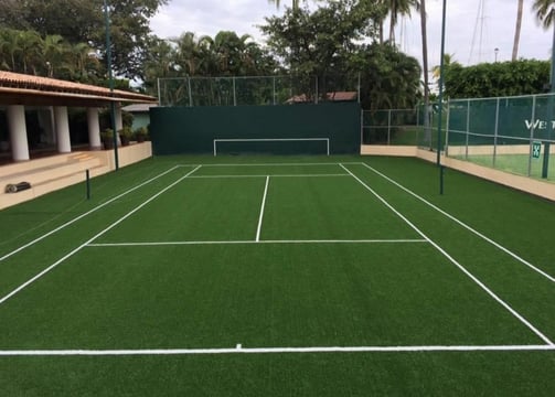 Cancha de tenis dentro de una universidad