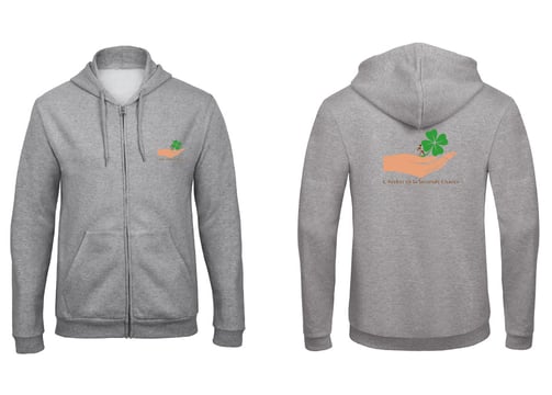 Sweat shirt à capuche gris clair avec un logo sur le coté coeur et dans le dos