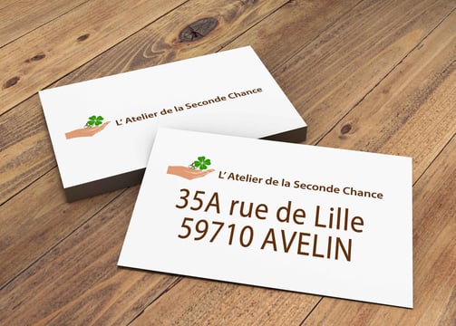 carte de visite recto et verso sur une table en bois