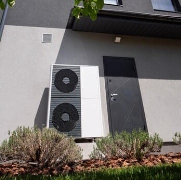 Système de pompe à chaleur dans une maison isolée thermiquement est toujours un bon choix rentable