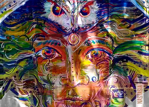 collage d'une peinture aux couleurs vives, où on peut distinguer un visage enraciné, une chouette ou encore une tête de cobra