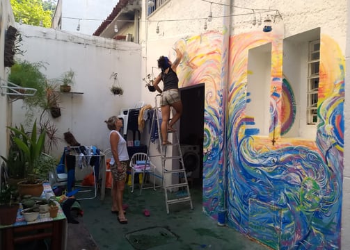 peinture murale réalisée à Rio de Janeiro avec un fond marin et animaux marins sur un coucher de soleil