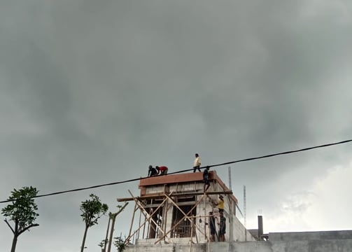 tukang sedang bekerja