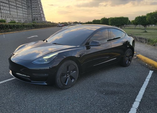 Jogreily imports SRL Tesla model 3 años 2021 Estándar Plus.  En excelente condición  llévatelo con $