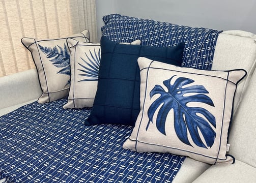 manta azul grande e amofadas em azul drapeado