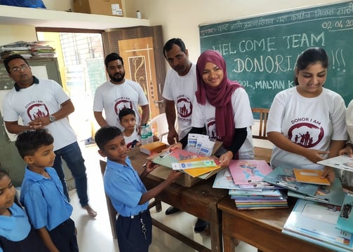 donoriam team with school children