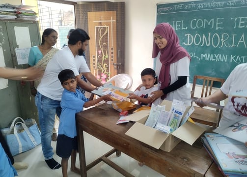 donoriam team with school children