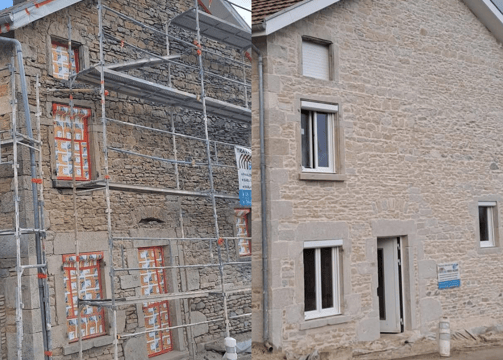 Joints de pierre réalisés à la chaux sur façade ancienne en pierre apparente"