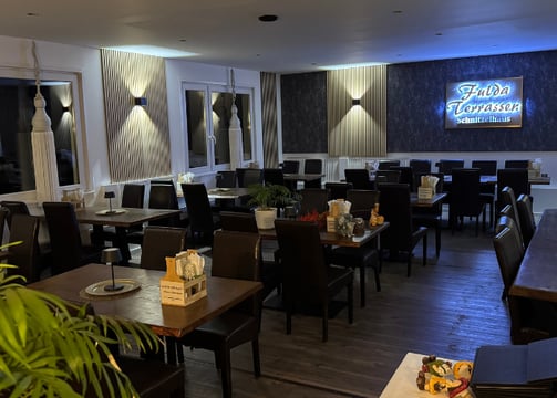 Bir Restoranın Modernizasyonu – Şık Duvar Tasarımı ve Atmosferik Aydınlatma