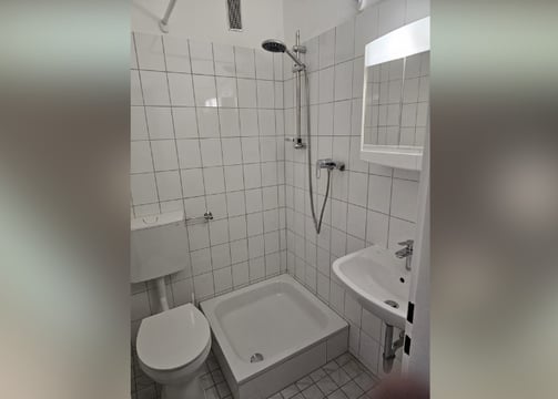 Klasik Banyo Yenilemesi – Beyazın Zamansız Estetiğiyle