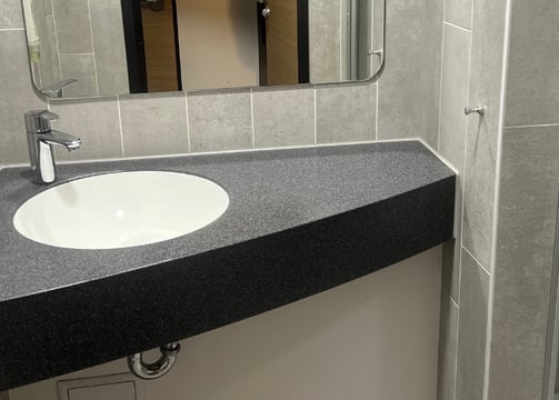 Modern Banyo Yenilemesi – Yer Tasarruflu, Fonksiyonel ve Şık