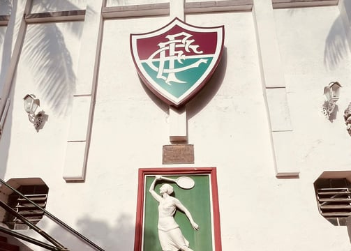 Bruna Ribeiro prestando suporte nutricional a atleta olímpico em centro de treinamento esportivo