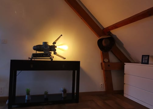 Lampe projecteur upcyclée par By e Marcel en Normandie