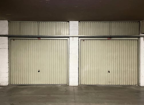 Foto di David Slaager: https://www.pexels.com/it-it/foto/architettura-magazzino-chiuso-box-auto-6895