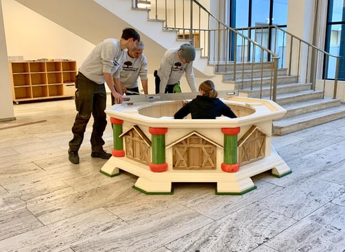 das Team von Massivholz Design beim Aufbau der großen Pyramide im Sächsischen Landtag