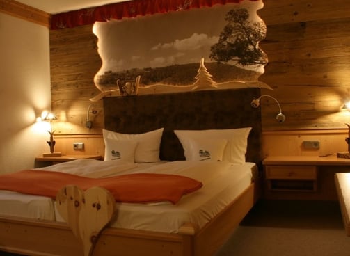 Doppelbett aus Holz mit Rückwand in gepolsterter Lederoptik