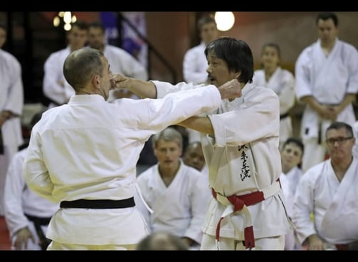 photo du maitre Okubo lors d'un cours de karaté