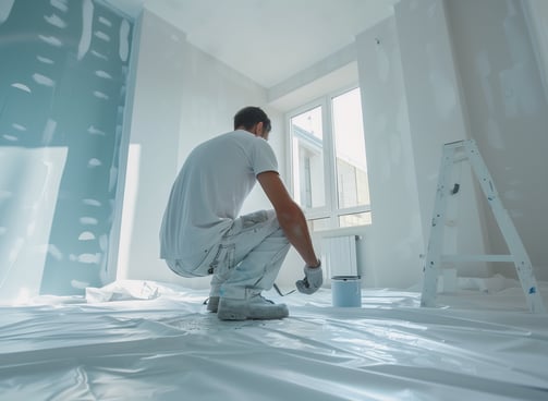 Maler bei Wohnungsrenovierung