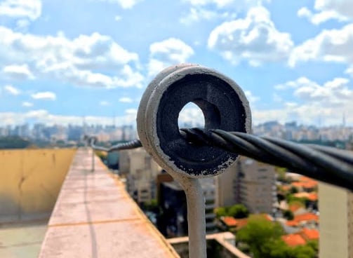 para-raio com céu ao fundo