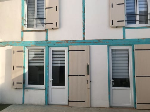 AVANT : boiseries abimées, peinture façade dégradée